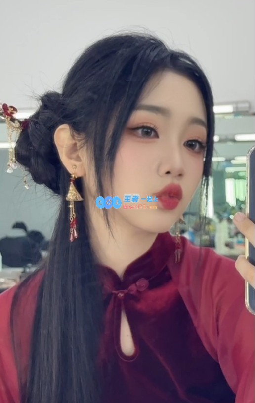 ?腿长真是羡煞旁人！十月共晒迷人照片：小萨和十月祝福大家新年快乐