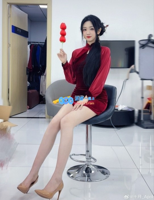 ?腿长真是羡煞旁人！十月共晒迷人照片：小萨和十月祝福大家新年快乐
