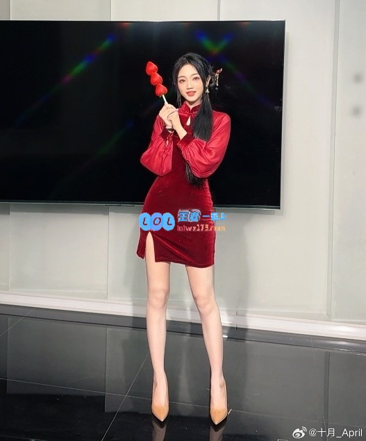 ?腿长真是羡煞旁人！十月共晒迷人照片：小萨和十月祝福大家新年快乐