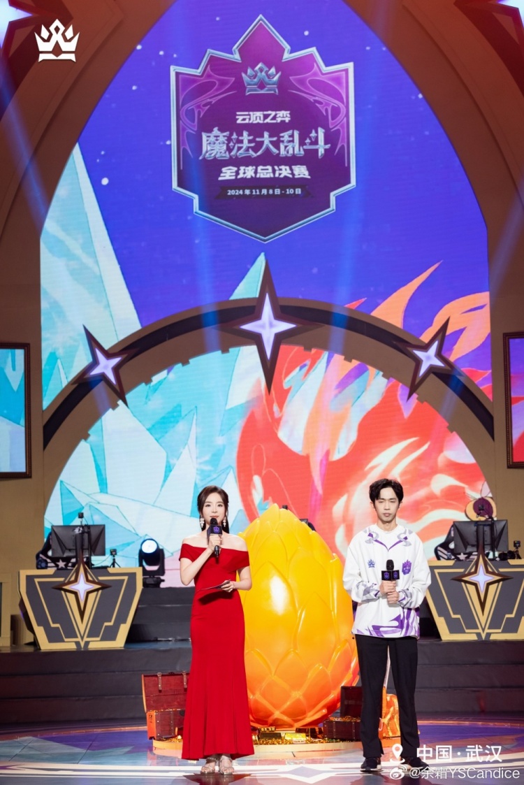 红色露肩长裙！余霜晒照：见到了很久不见的朋友们开心