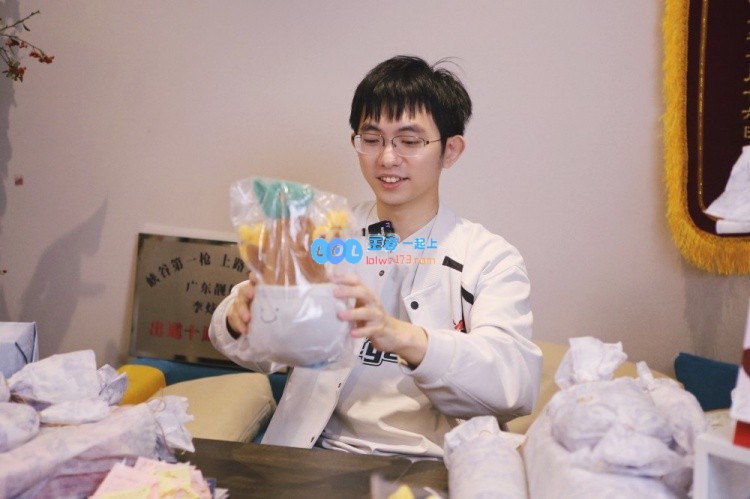 AL开启Flandre礼物开箱体验：衷心感谢大家送来的温暖礼物与美丽的花朵