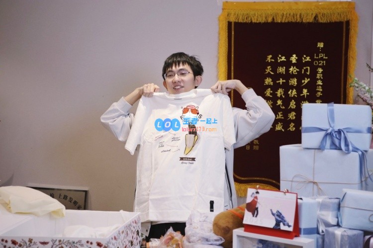 AL开启Flandre礼物开箱体验：衷心感谢大家送来的温暖礼物与美丽的花朵
