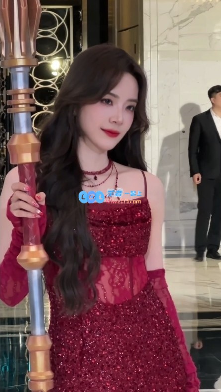 红裙套装与红唇的完美结合！余霜分享美照：今天我就是热情的血色玫瑰~