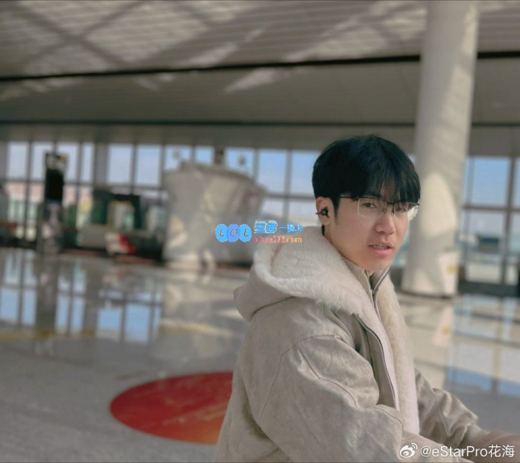 出国旅行的快乐时刻~花海分享机场的自拍照：亲爱的家人们，大家准备好出发了吗！