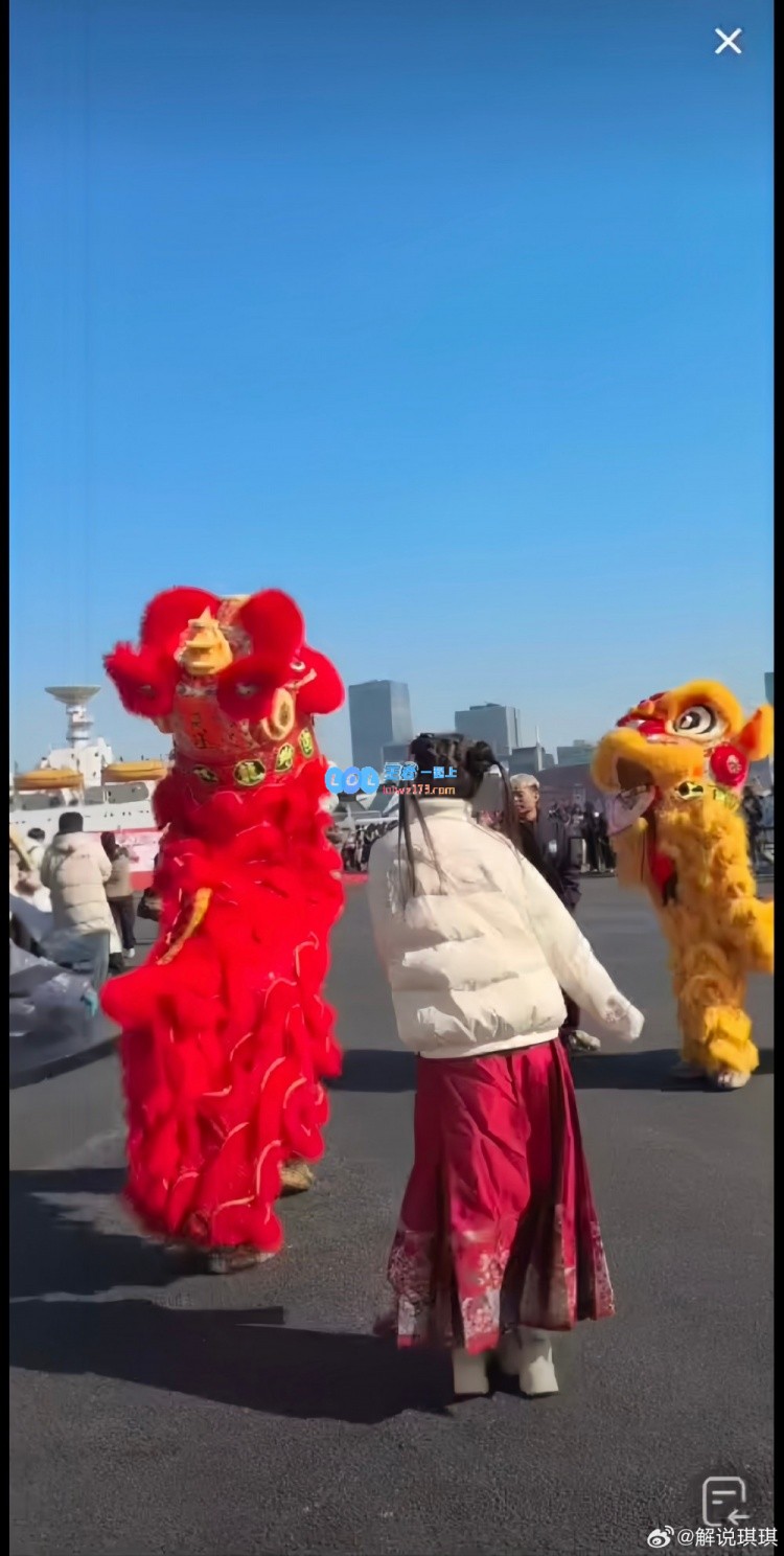琪琪分享甜美照片：俏皮丸子头双马尾白皙动人眼眸令人心动不已