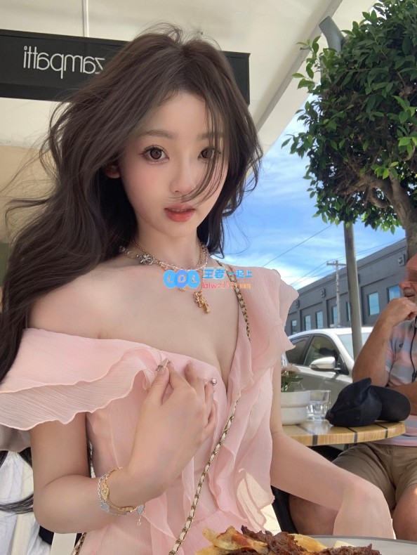 粉色魅力无限~王思聪女友懒懒在法国街头晒照：短裙身材惊艳众人，太吸睛了！