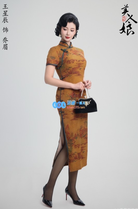 黑丝与旗袍的绝妙结合！浩浩妈妈秀美照：高开叉旗袍映衬绝世美人~~