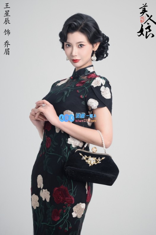 黑丝与旗袍的绝妙结合！浩浩妈妈秀美照：高开叉旗袍映衬绝世美人~~