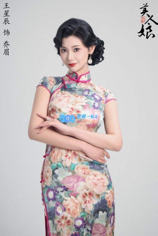 黑丝与旗袍的绝妙结合！浩浩妈妈秀美照：高开叉旗袍映衬绝世美人~~