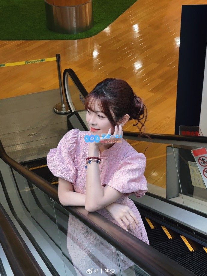 青春靓丽，主持人泱泱分享可爱喵喵照片，让人心动不已！