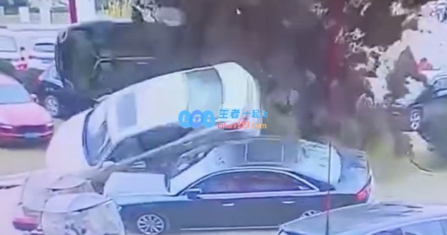 不如宅在家里打游戏！熊孩子玩炮引爆沼气致8辆车辆损毁飞起