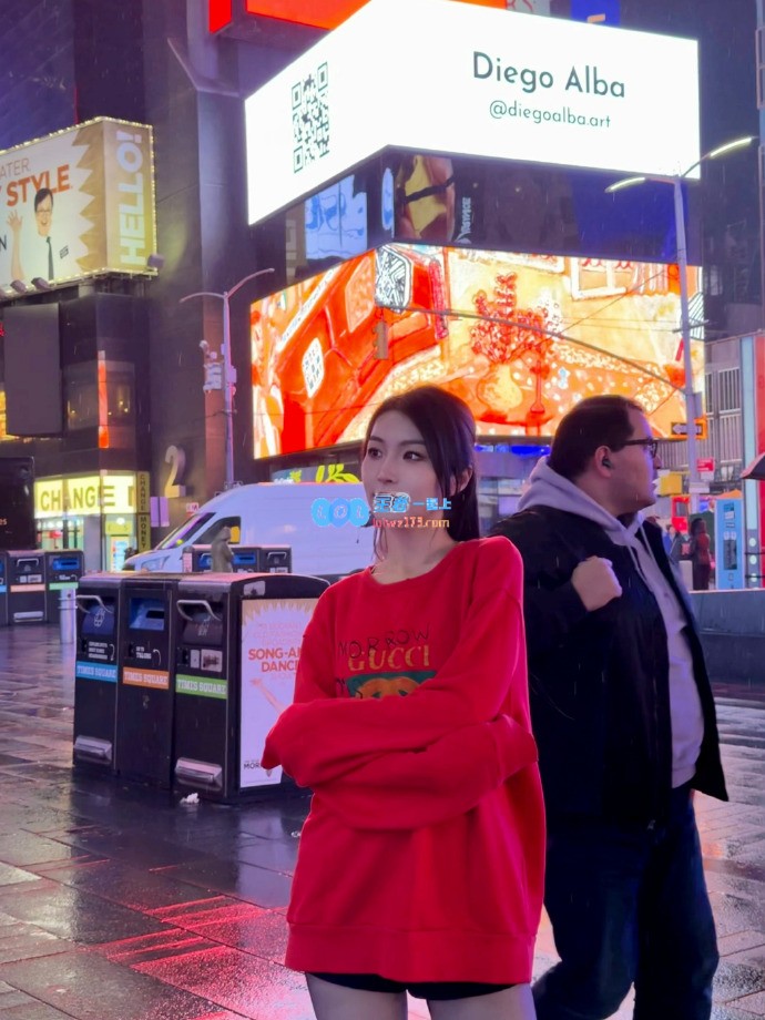 燃情红色！LOL官方解说NBA女主持苏一凡分享最新照片：重磅消息‼️