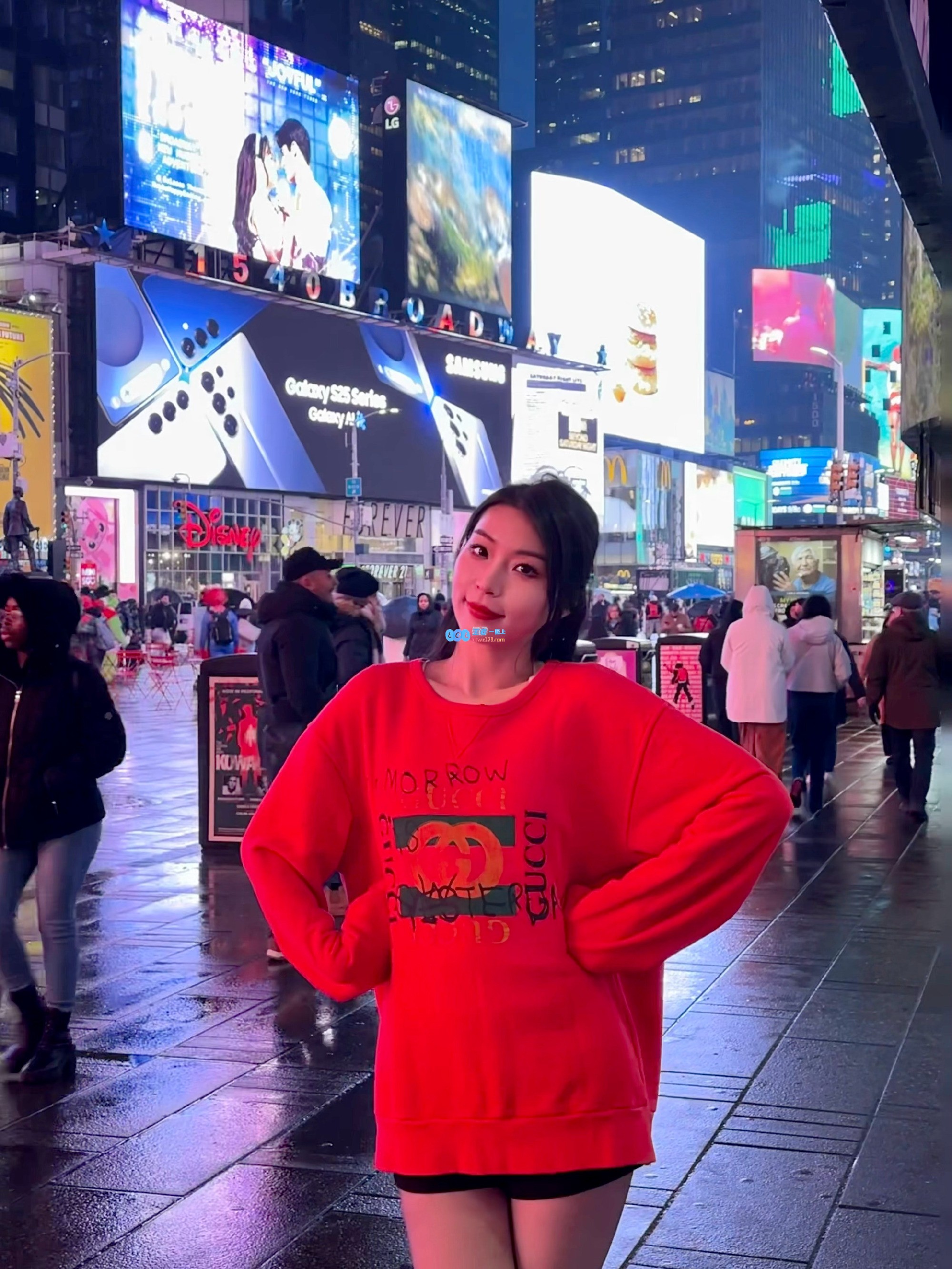 燃情红色！LOL官方解说NBA女主持苏一凡分享最新照片：重磅消息‼️