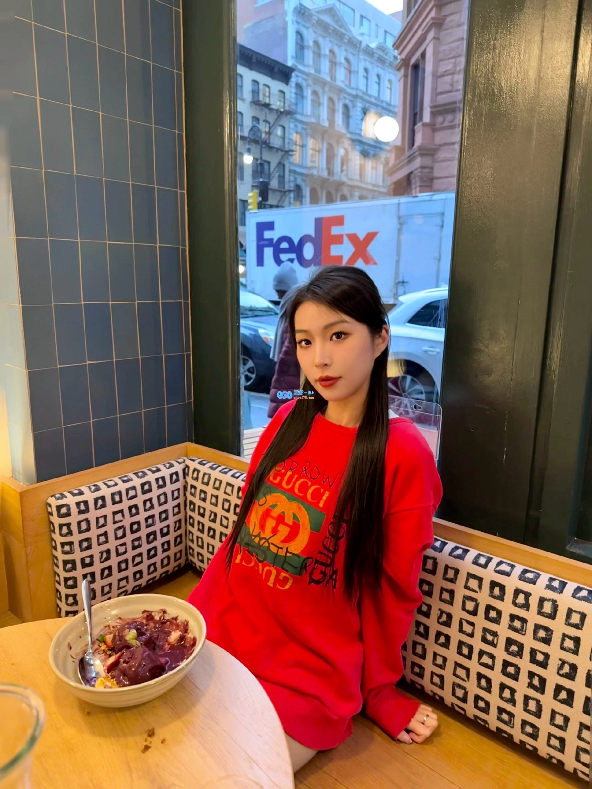 燃情红色！LOL官方解说NBA女主持苏一凡分享最新照片：重磅消息‼️