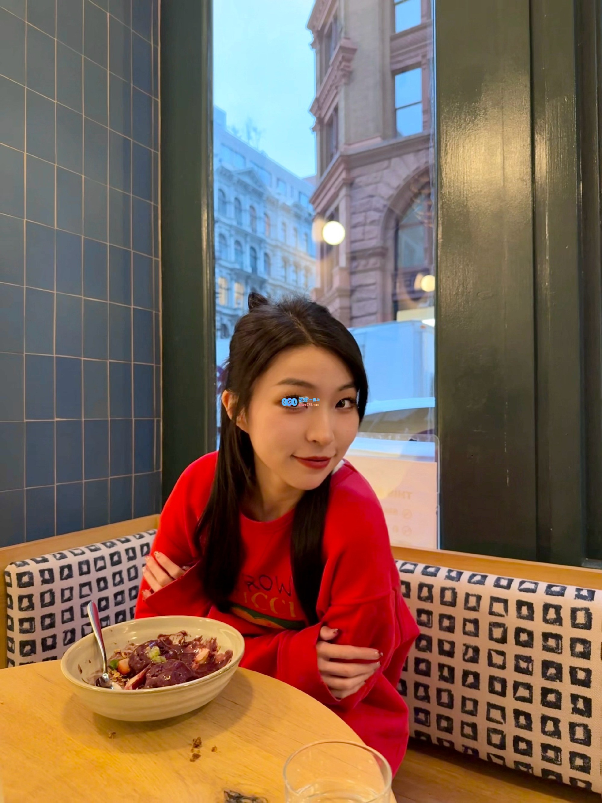 燃情红色！LOL官方解说NBA女主持苏一凡分享最新照片：重磅消息‼️