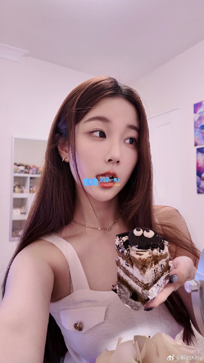 Kitty分享美食照：新年购入的小蛋糕～我已经全部美味享用了哦0.0