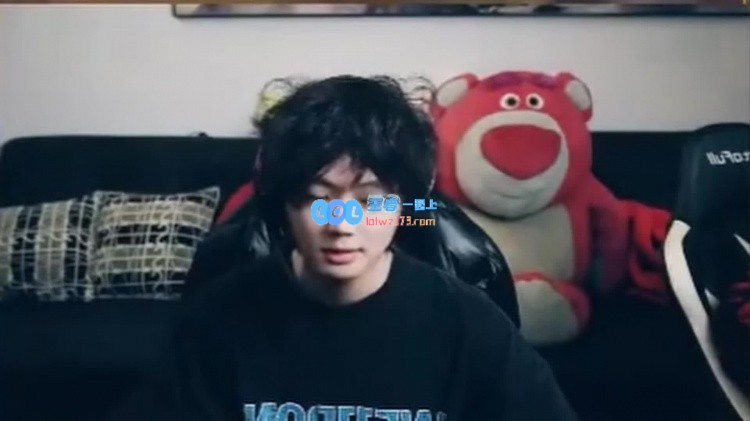 第一次见王校长时我很紧张，他驾驶着一辆红色加长版劳斯莱斯出现