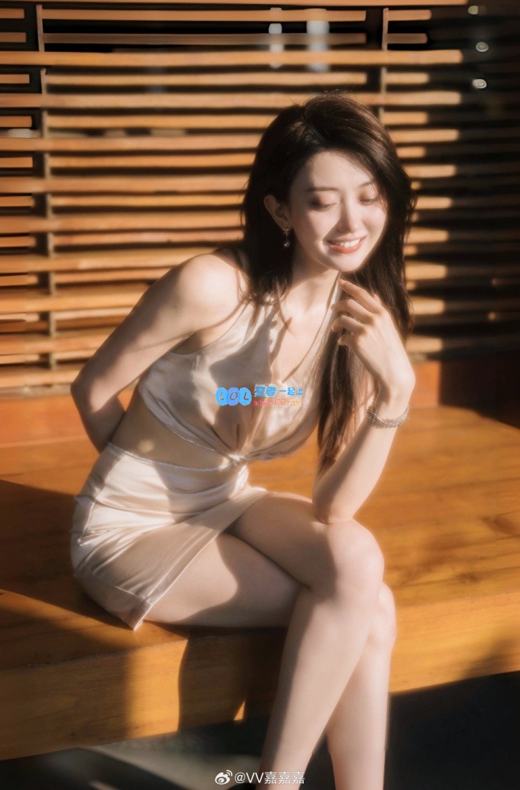 无畏契约知名主播唯嘉分享美照：倾听细微之处，阳光恰似声音般动人