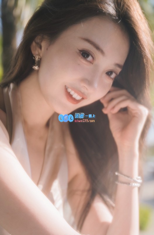 无畏契约知名主播唯嘉分享美照：倾听细微之处，阳光恰似声音般动人