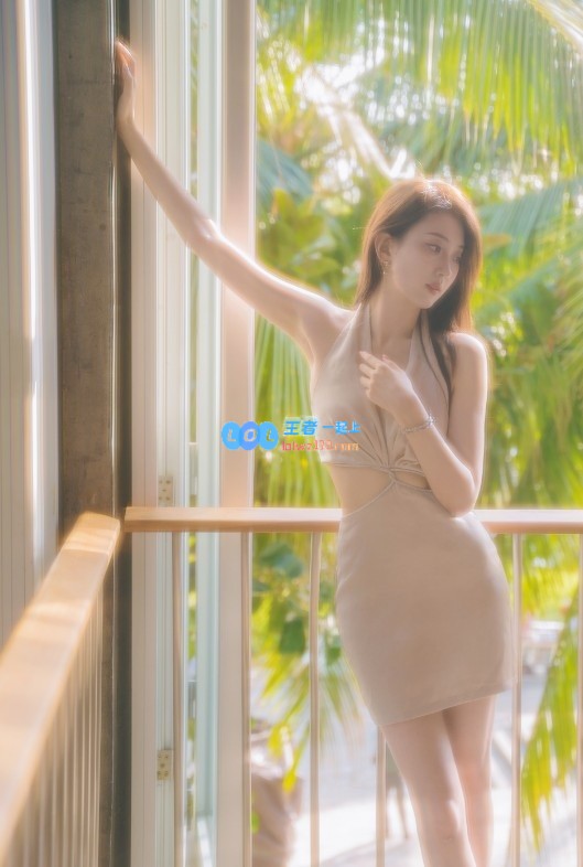 无畏契约知名主播唯嘉分享美照：倾听细微之处，阳光恰似声音般动人