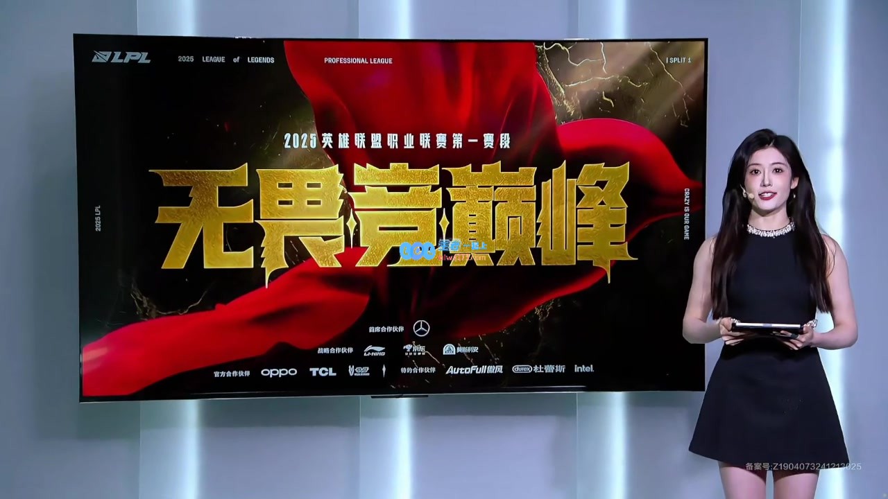 今日女主持张小薇身穿黑色连衣短裙，完美展现修长腿部线条魅力