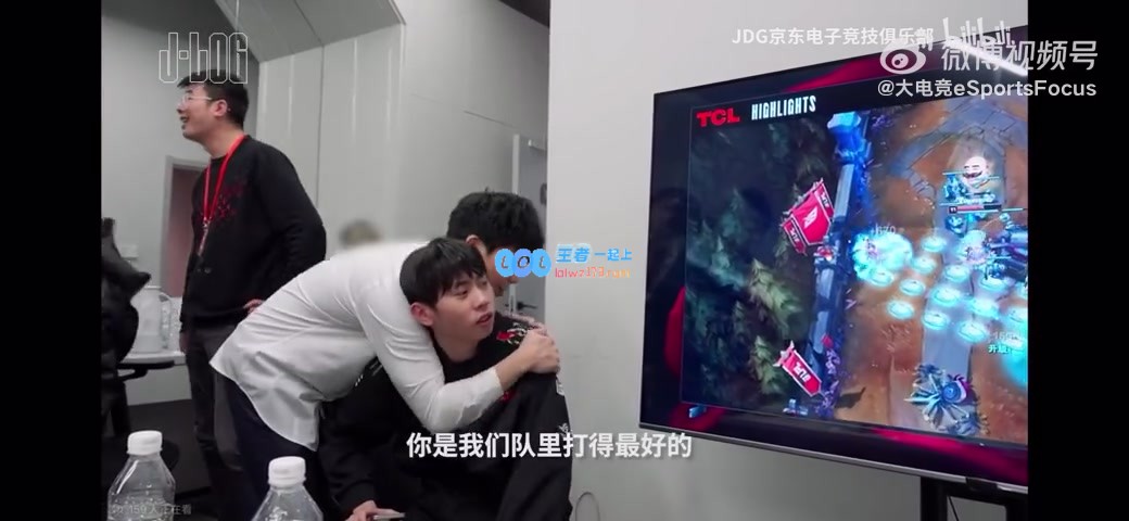 CvMax热情拥抱Ale并鼓励：感谢你的出色表现，你是我们队伍中的最佳选手！