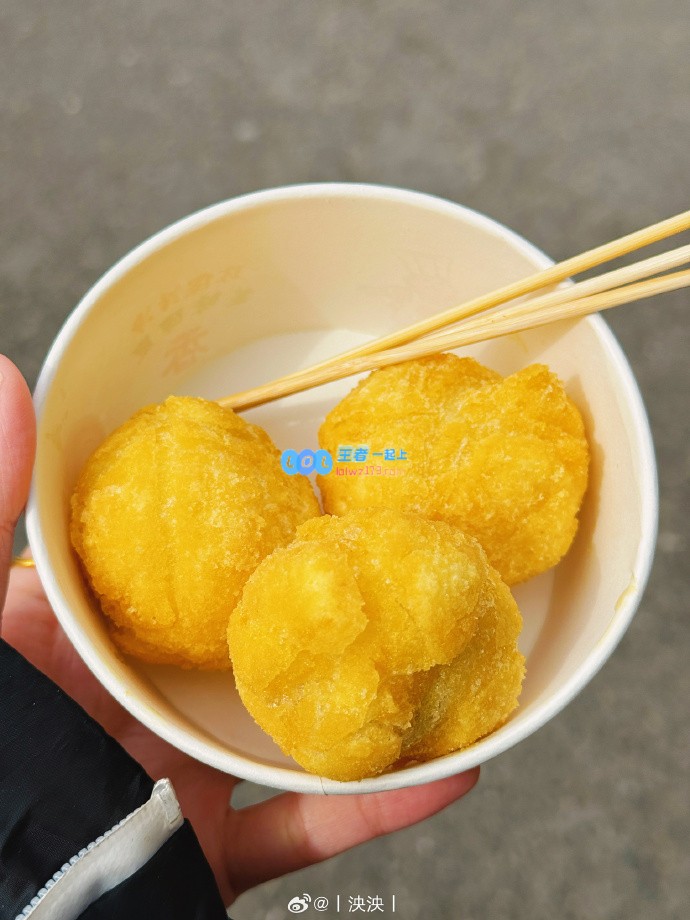 元宵节快乐！LPL主持人泱泱首次体验炸元宵，晒出美照分享节日喜悦