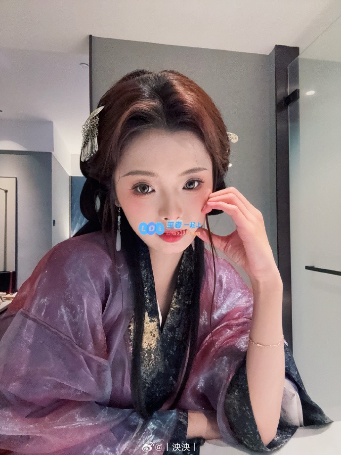 元宵节快乐！LPL主持人泱泱首次体验炸元宵，晒出美照分享节日喜悦