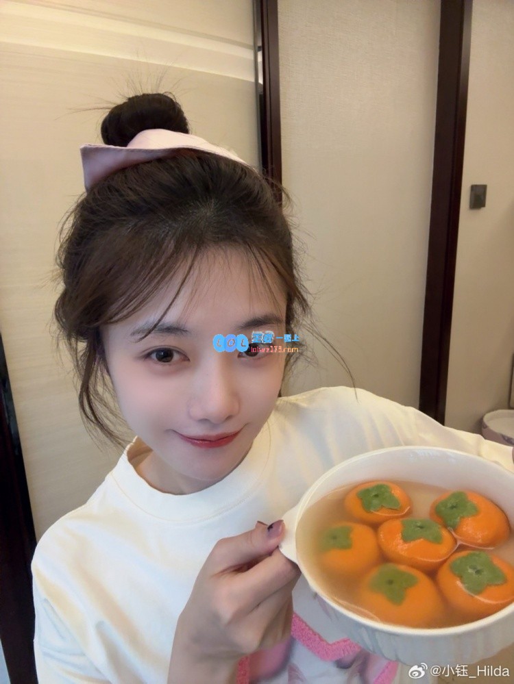 在LPL赛事中，小钰分享美照：祝大家一切顺利，远离不好的事情，万事如意！