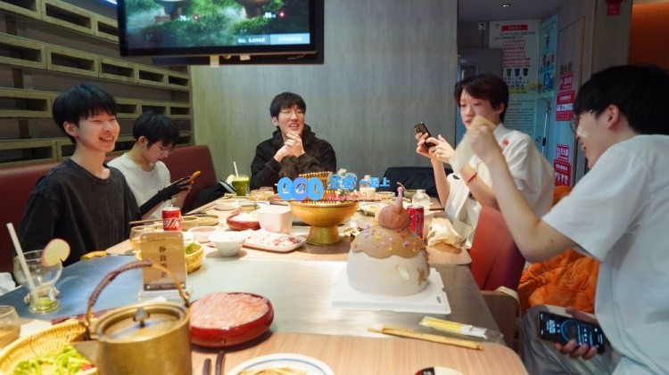 AL晒Kael庆生照：祝我们大而珍贵的弟弟珍洪生日快乐！
