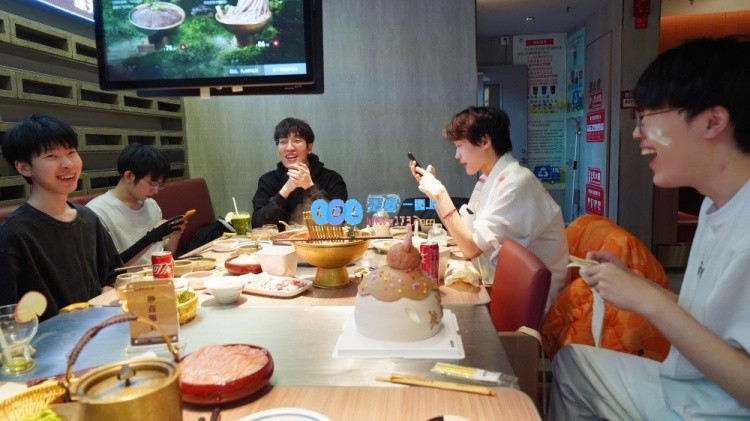 AL晒Kael庆生照：祝我们大而珍贵的弟弟珍洪生日快乐！