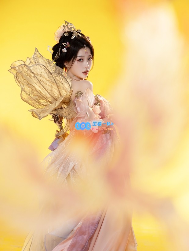 凤舞华服步步生花！和平精英品牌代言人虞书欣女帝造型返图