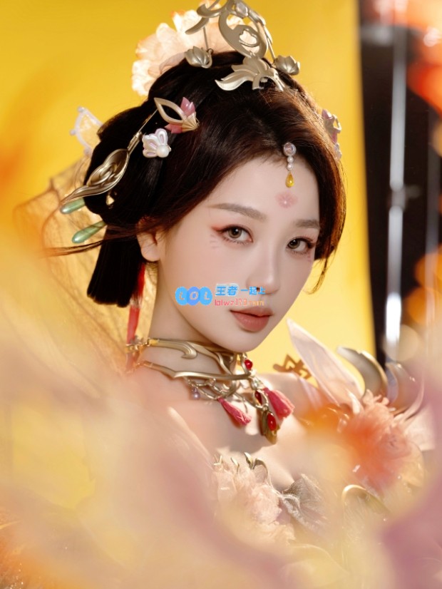 凤舞华服步步生花！和平精英品牌代言人虞书欣女帝造型返图