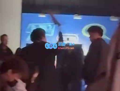 女子在LPL现场发狂捣乱引发警察介入却依然不肯平息情绪大喊大叫