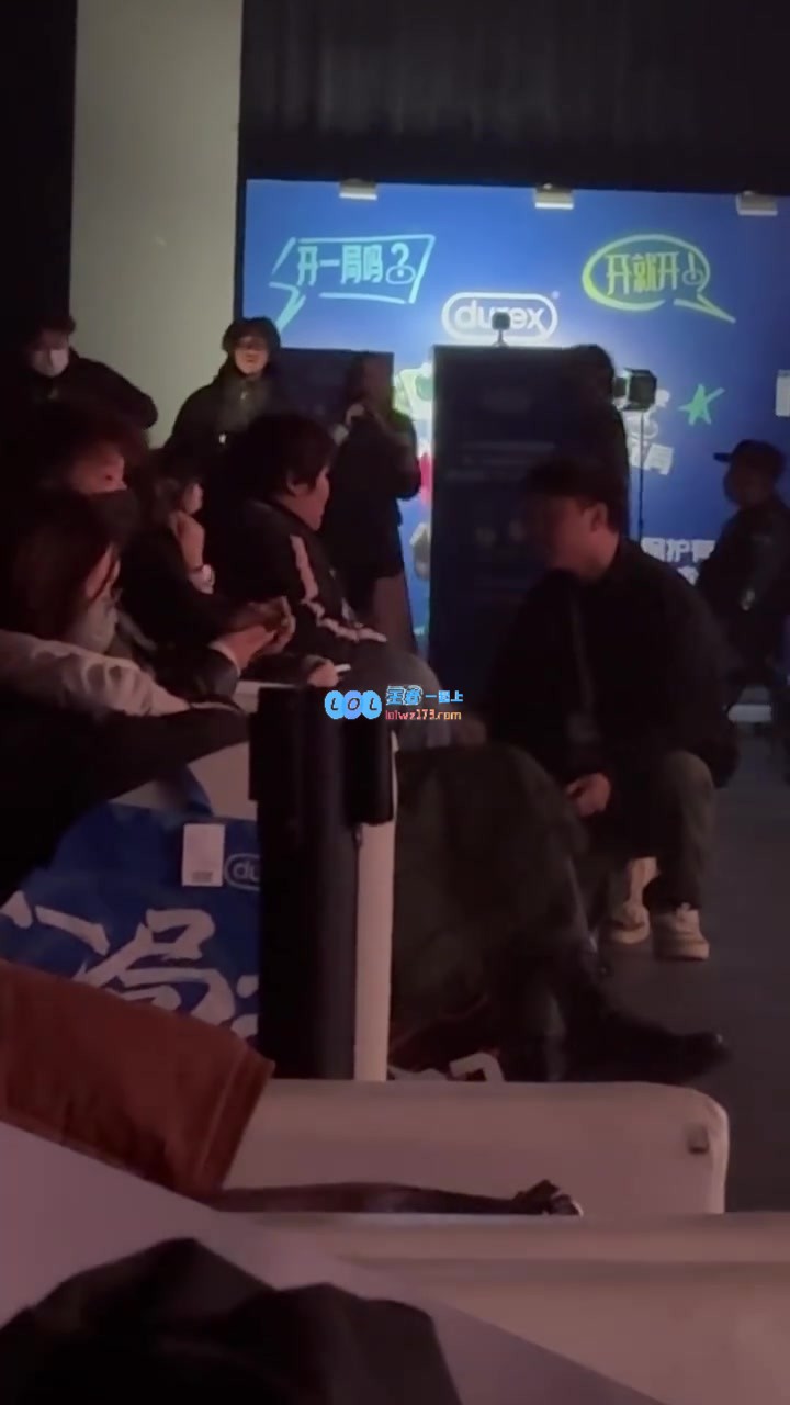 女子在LPL现场发狂捣乱引发警察介入却依然不肯平息情绪大喊大叫