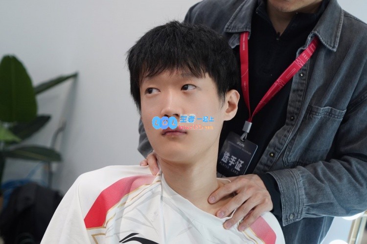 比赛尚未开赛却显紧张气氛：AL公开赛前返图，教练Tabe神色宛若“红温”逐渐发紫