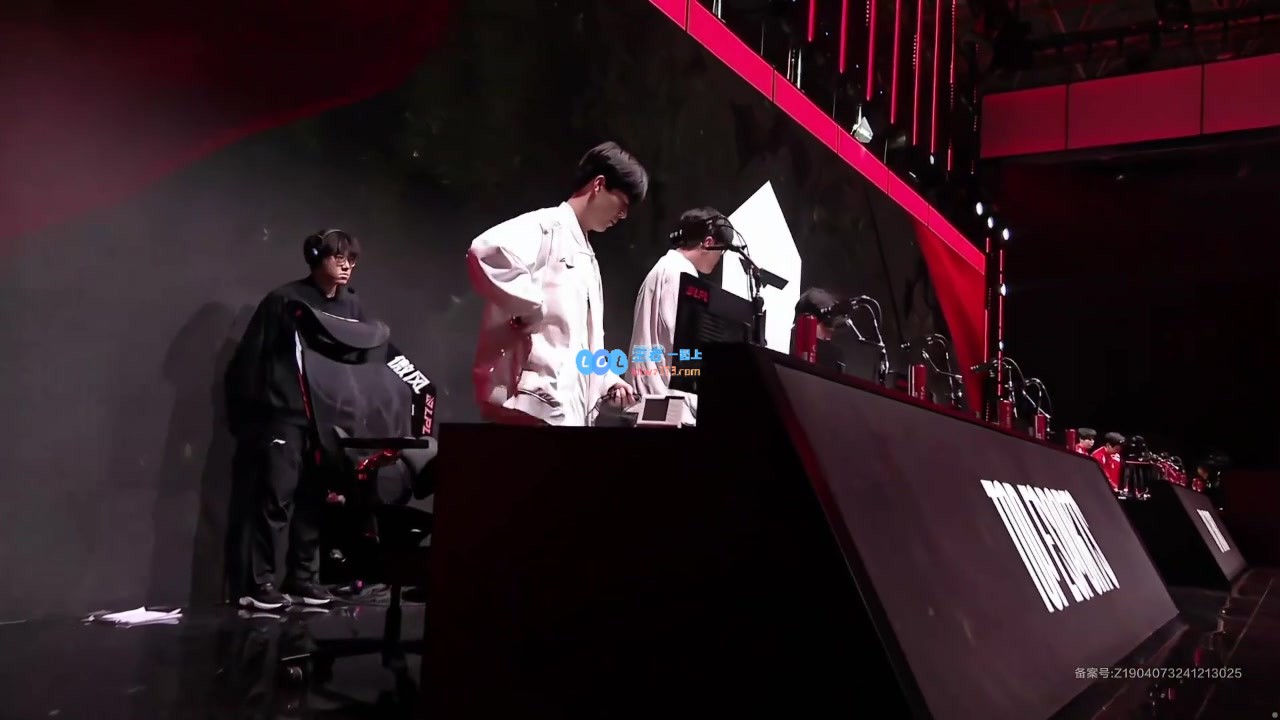 在比赛失利后，Rookie与jiejie在收装备时进行了深入的交流，究竟谈论了什么？