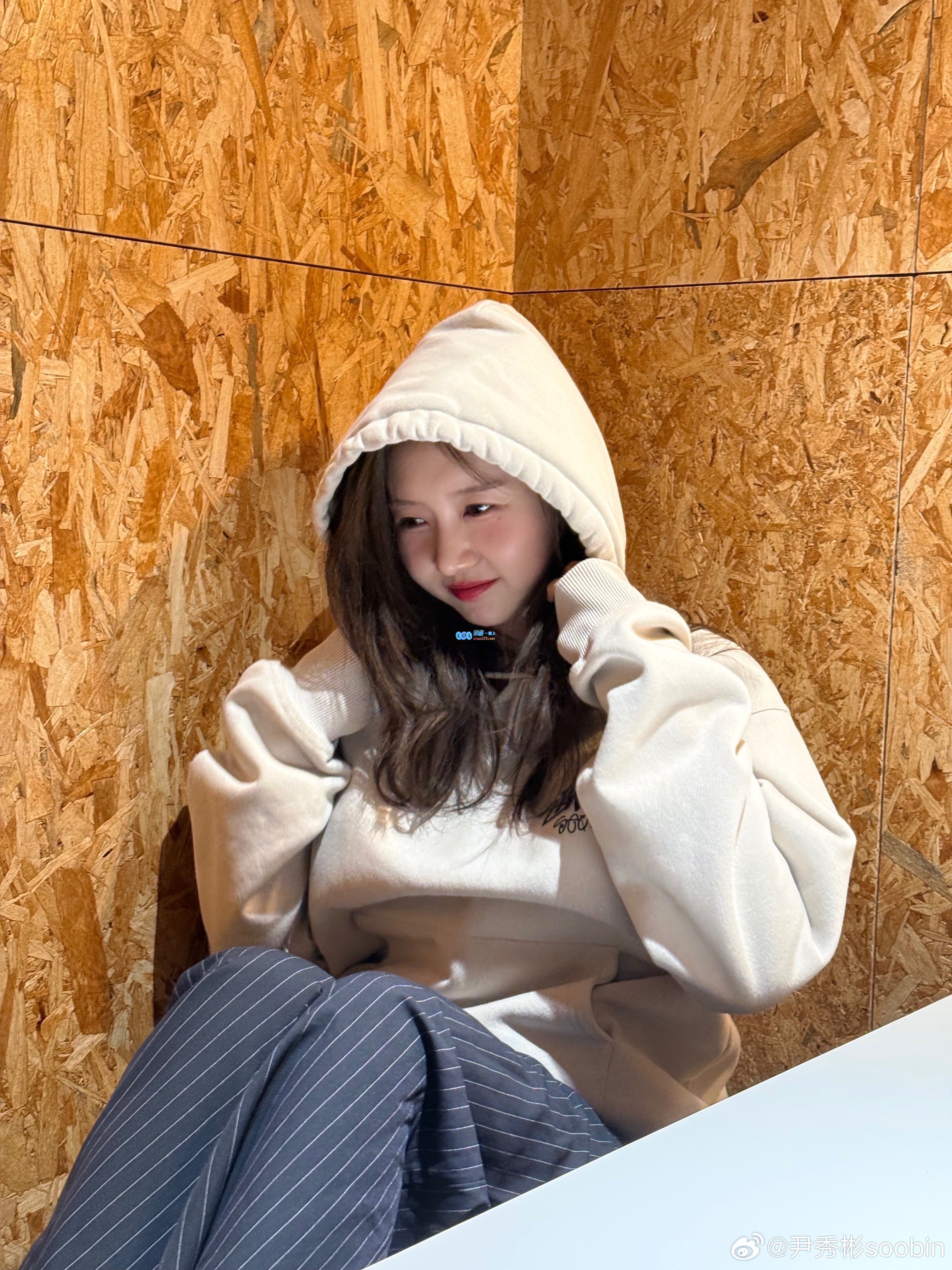 活泼迷人！LCK女主持尹秀彬分享彩排间隙的美丽照片