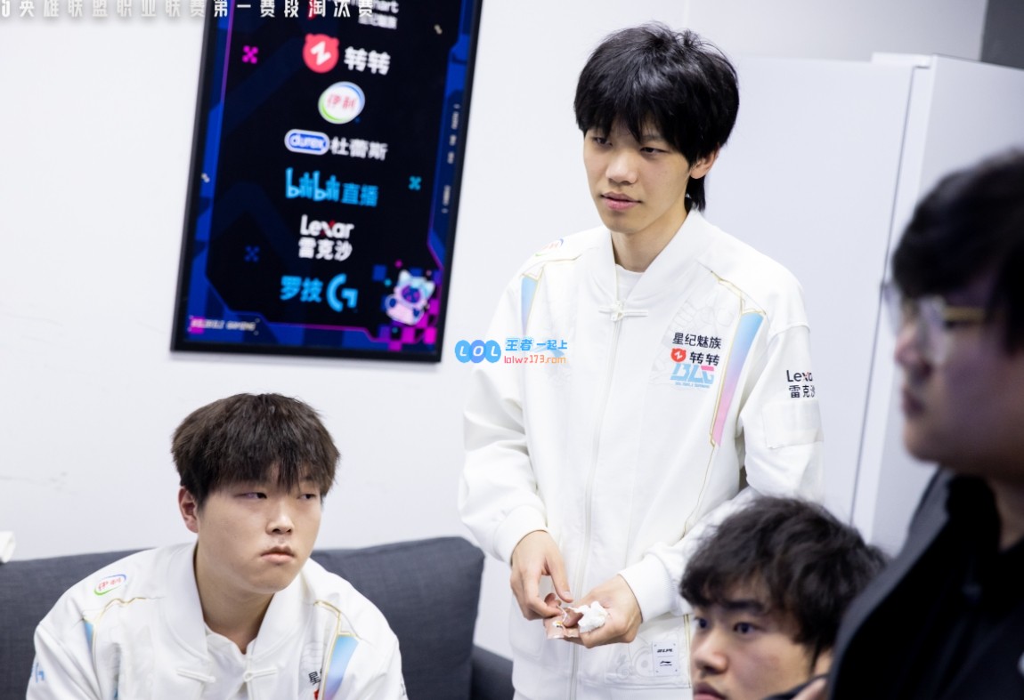 BLG赛后休息室返图解析：Bin失落神情似有泪痕左手隐藏情绪不已