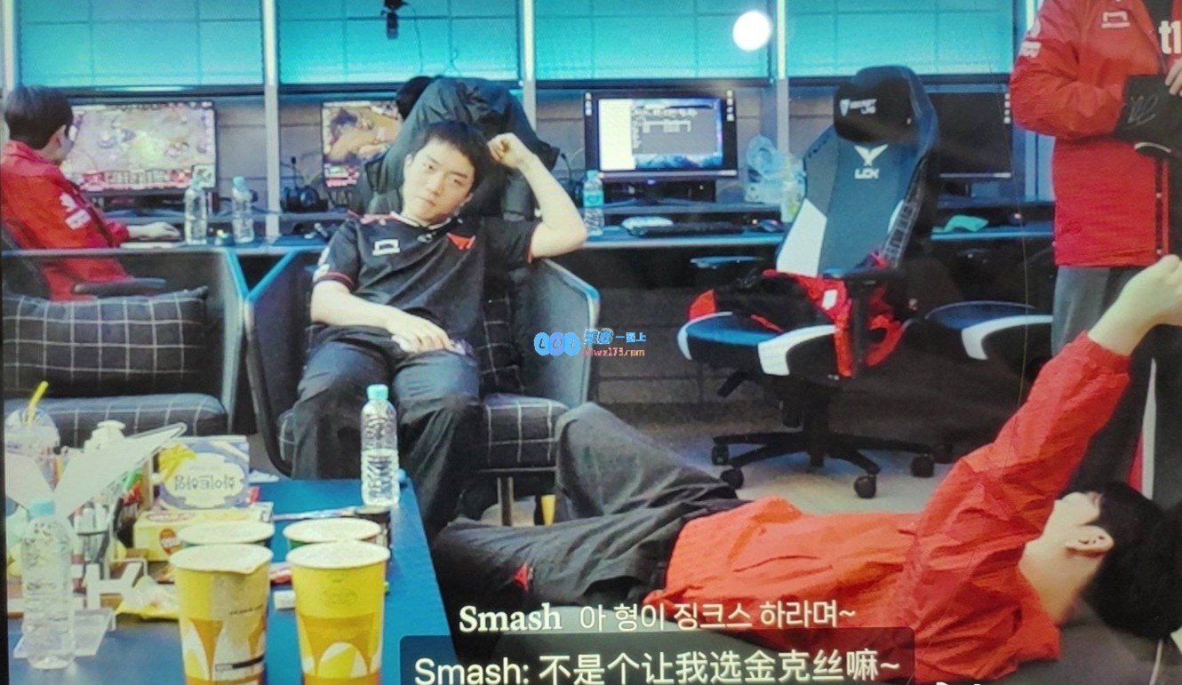T1粉丝质疑Smash复盘态度不端正：太子为何表现生理不适引发热议