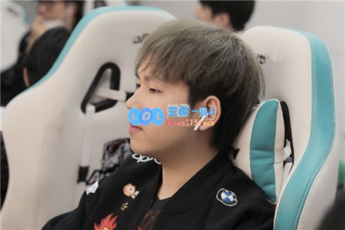 小天回归后强势称霸韩服FPX因非法四排引发热议与争论