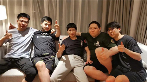 Uzi已告别RNG签约新经纪人将与PDD携手合作年内暂不考虑复出