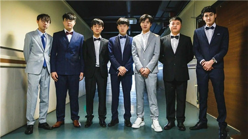 Uzi在小象首播闪耀登场RNG昔日队友送上祝福一番感人致辞让粉丝泪流满面