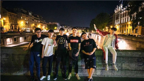 Uzi在小象首播闪耀登场RNG昔日队友送上祝福一番感人致辞让粉丝泪流满面