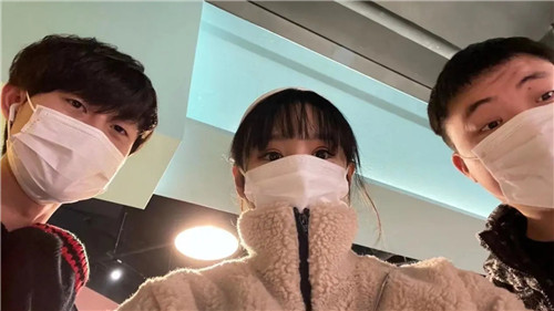 Uzi在小象首播闪耀登场RNG昔日队友送上祝福一番感人致辞让粉丝泪流满面