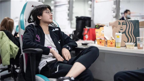 爆料者称乐言离开IG与周淑怡关联密切送项链背后藏有借钱购得真相