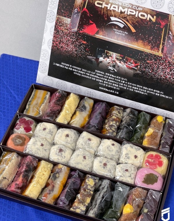 LCK队伍官方分享HLE送来的夺冠纪念年糕！恭喜夺冠