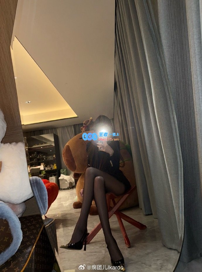 绝对不负斗鱼第一美腿称号！腐团儿新照曝光：黑丝映衬迷人逆天大长腿