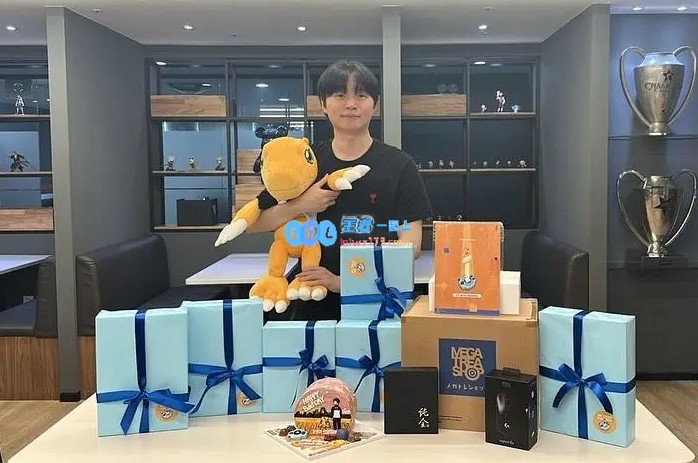 Bdd庆祝生日分享反应图，好友Lehends与Teddy在评论留言区火花四溅