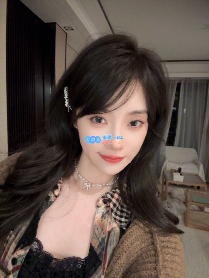 LPL主持人小钰分享照片：温暖时尚的煮鱼风格与美拉德系冬季搭配